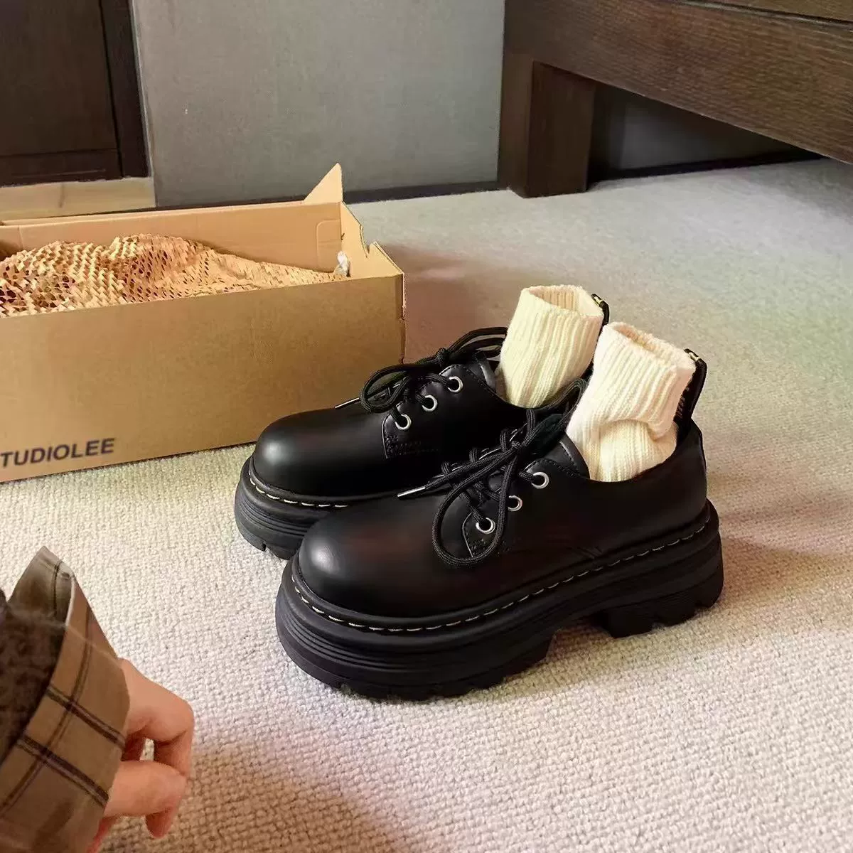 Маленькие кожаные туфли на толстой подошве женский 2024 новый английский стиль ретро дикий кекс мягкая подошва черные ботинки Lefu
