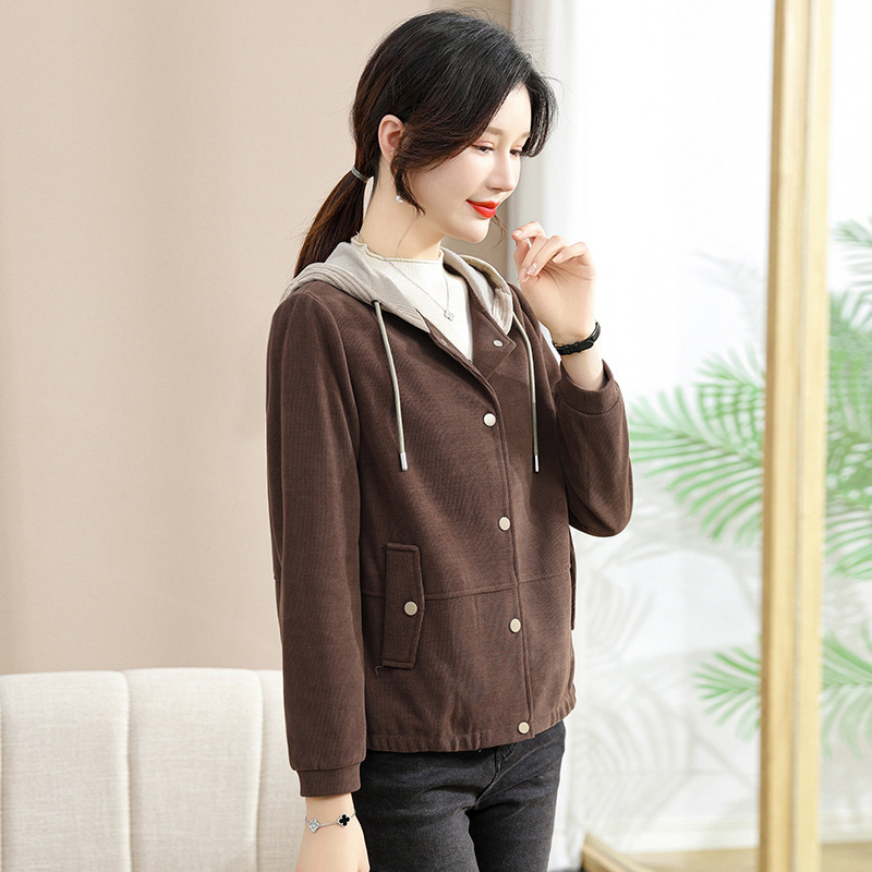 お母さんの春の服のコートのファッション的な女性の短いタイプは帽子のジャケットの綿毛のカーディガンの中で高齢者の春秋の大きいサイズの上で服を着ます。|undefined