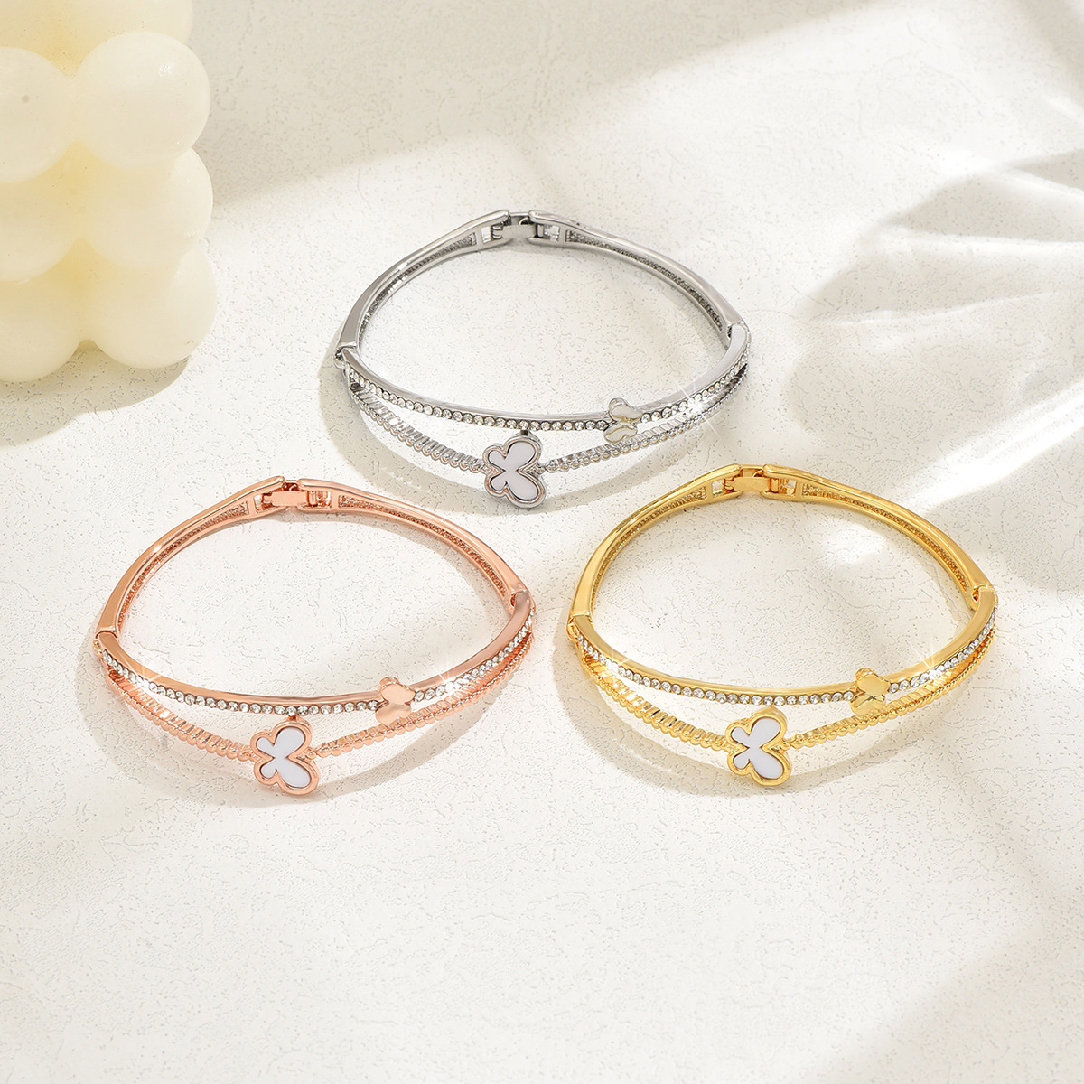 Brazalete de cuatro hojas de doble anillo de diamante de alto nivel coreano brazalete de aleación de moda universal brazalete de lujo ligero