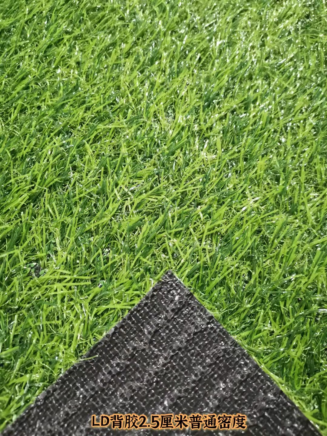 La parte inferior de goma blanca del césped TPR de las ventas directas de la fábrica no se queda de escenas y previene la infiltración de agua alfombra de césped artificial especial interior