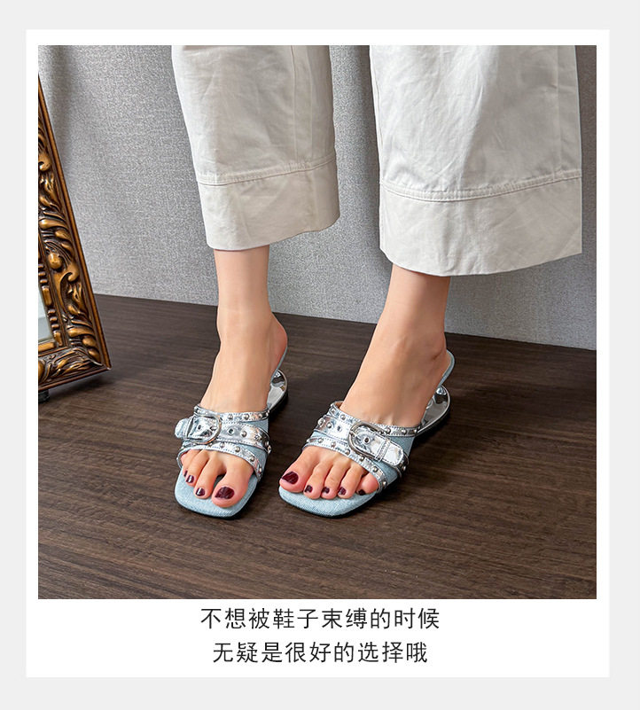 Dép sandal nữ quai ngang mũi vuông hở ngón, khóa kim loại đính đinh tán, gót dị hình tăng chiều cao 6 cm — Màu xanh dương, màu đen chi tiết 9