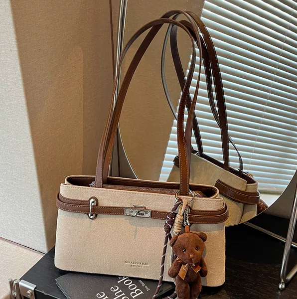 High-end, niche, and stylish underarm bag for women, 2026 new autumn collection, casual and fashionable, a must-have