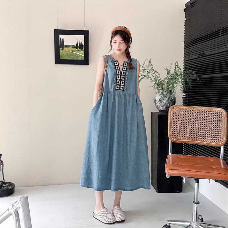 2026 Spring New Style Simple Embroidered Crochet Denim Dress Loose Round Neck Pullover Sleeveless Mid-Length Dress for Women