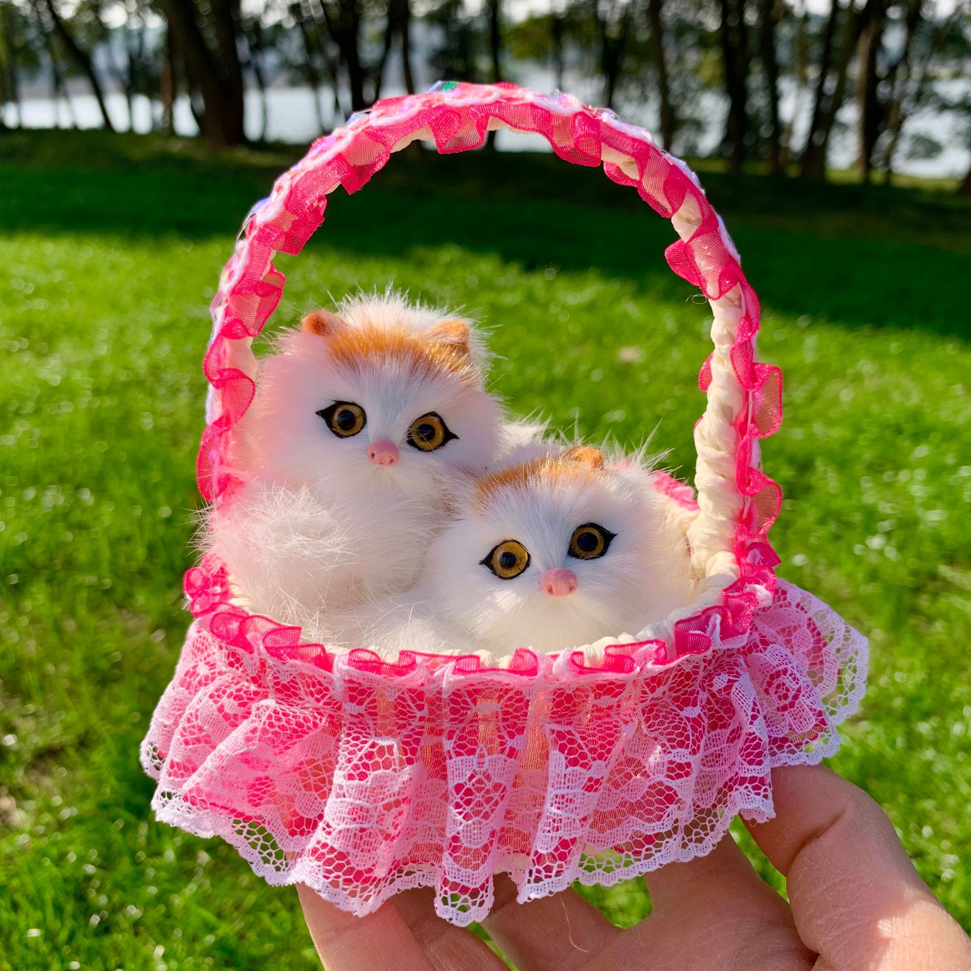 Panier en dentelle rose rouge mère et enfant chat