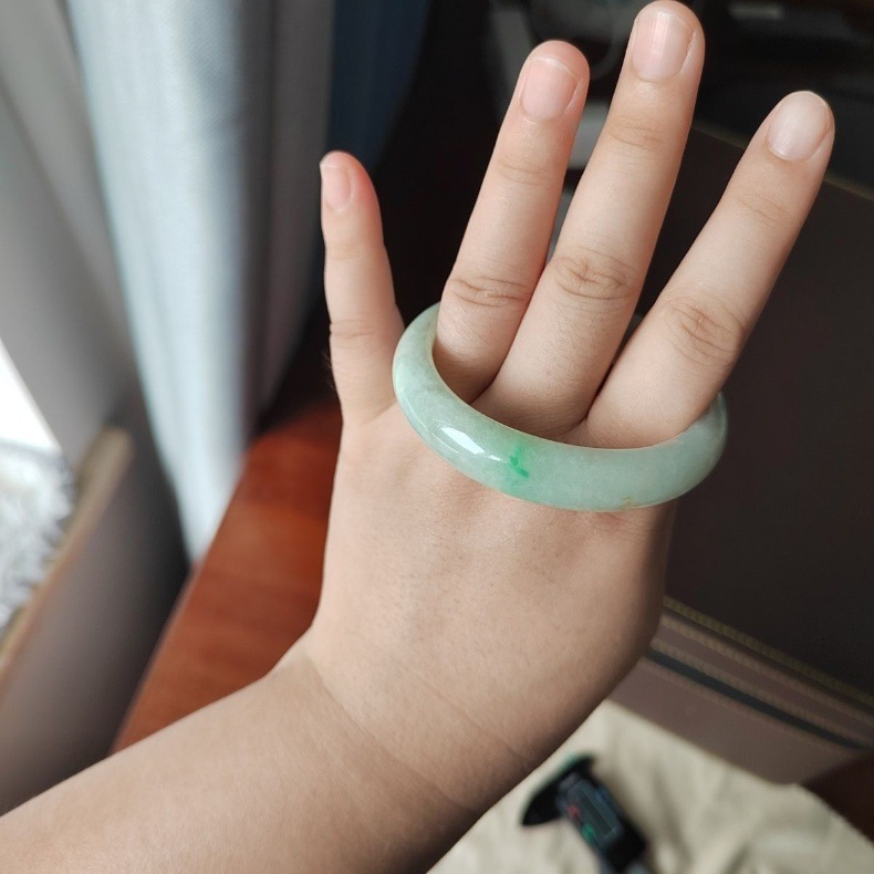 Vòng tay ngọc bích tự nhiên băng chủng phiêu hoa cao cấp dành cho nữ chi tiết 4