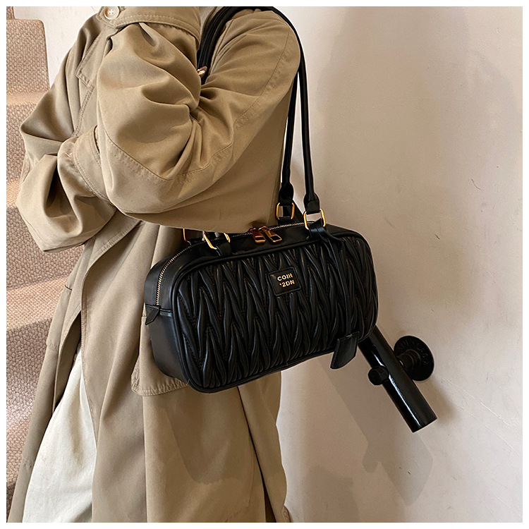 Retro bag for women, large capacity, new 2024 autumn and winter versatile, niche design, single-shoulder underarm bag, commuting pillow bag undefined