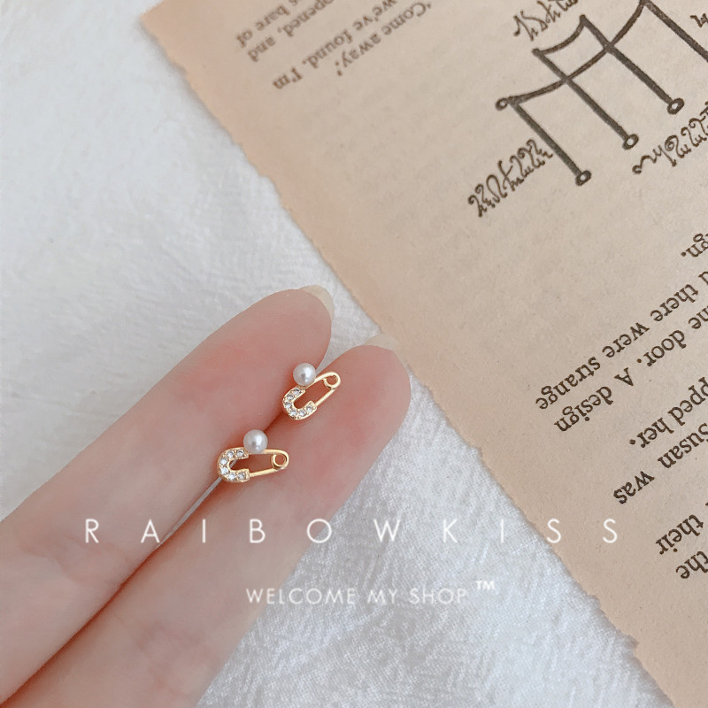Cubic Zirconia And Pearl Stud Earrings For Everyday Wear_voghion.com