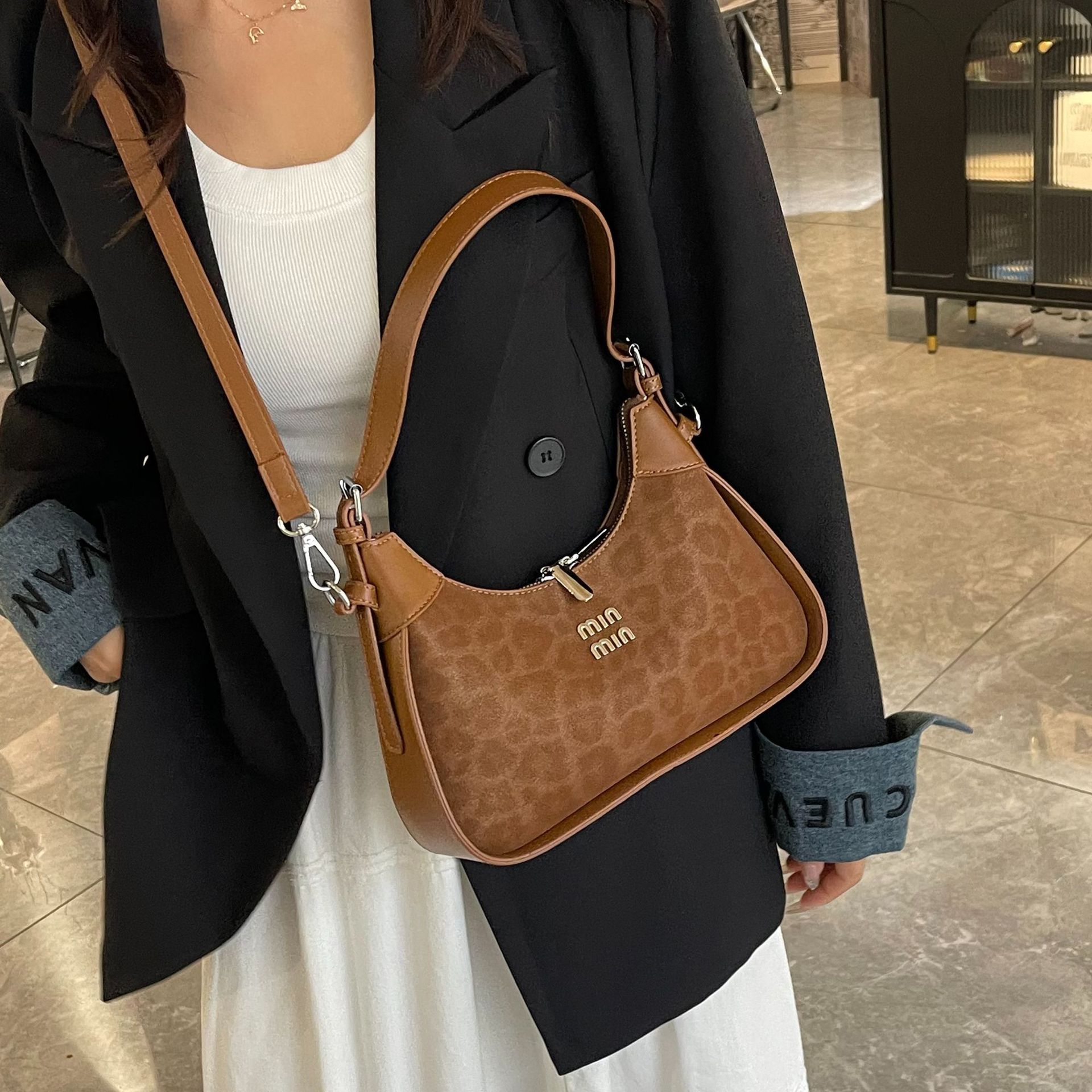 Niche Zhong bolso de brazo de diseño mujer 2025 nuevo estilo de alta sensación de bolso de hombro universal de moda con patrón de leopardo mochila