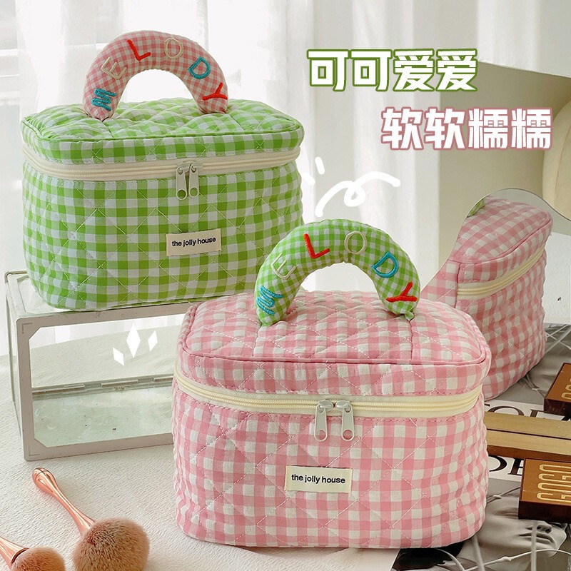 High-Looking Quilted Plaid Cosmetic Bag with Large Capacity, Portable and Cute Cosmetic Toiletry Bag Storage Bag