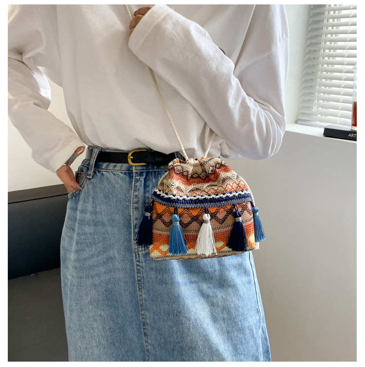 The 2022 new trendy and fashionable fringed bucket bag, a single-shoulder personalized crossbody bag with ethnic style undefined