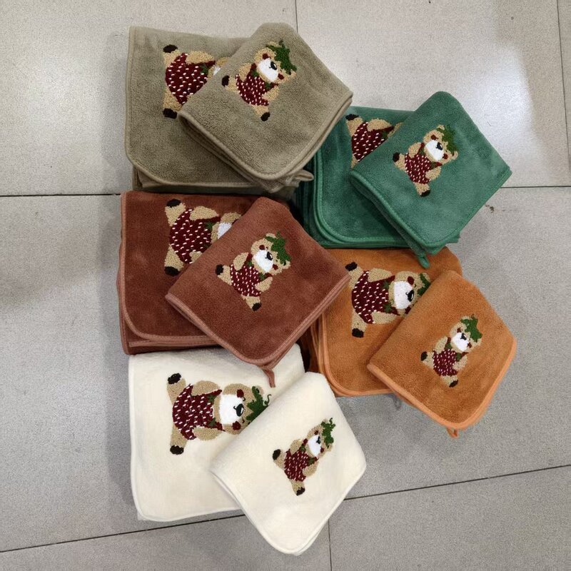 Cartoon Strawberry Bear Hand Towel, Hangable Coral Fleece, Highly Absorbent, Soft, Suitable for Adults and Children, Hugging Bear Bath Towel