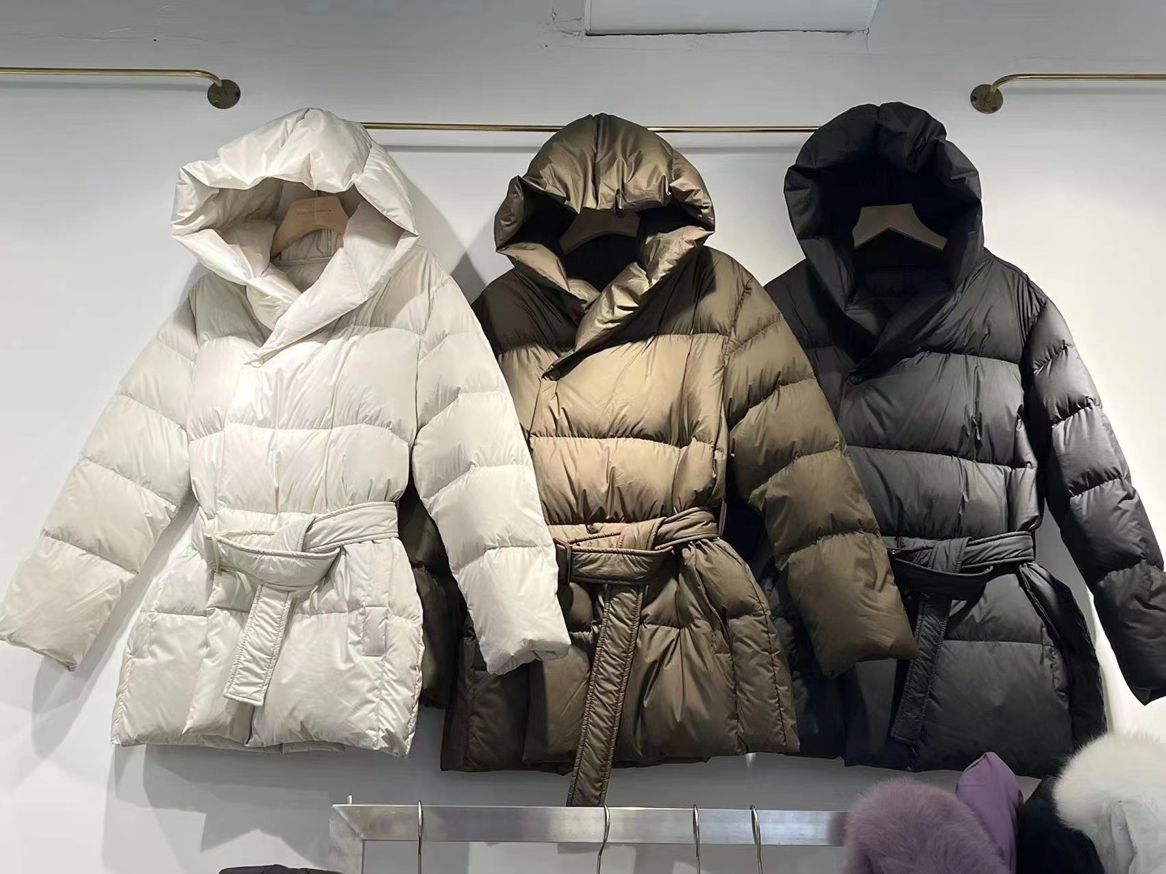 Waist-Slimming Down Jacket For Women, Hooded Short Style, 90% White Duck Down, Thickened, High-End Feel, Elegant Winter_voghion.com