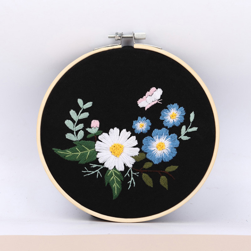 Hecho a mano DIY material de bordado Paquete de estilo europeo mariposa fresca danza floral flores y plantas en blanco y negro kit de costura de mariposa