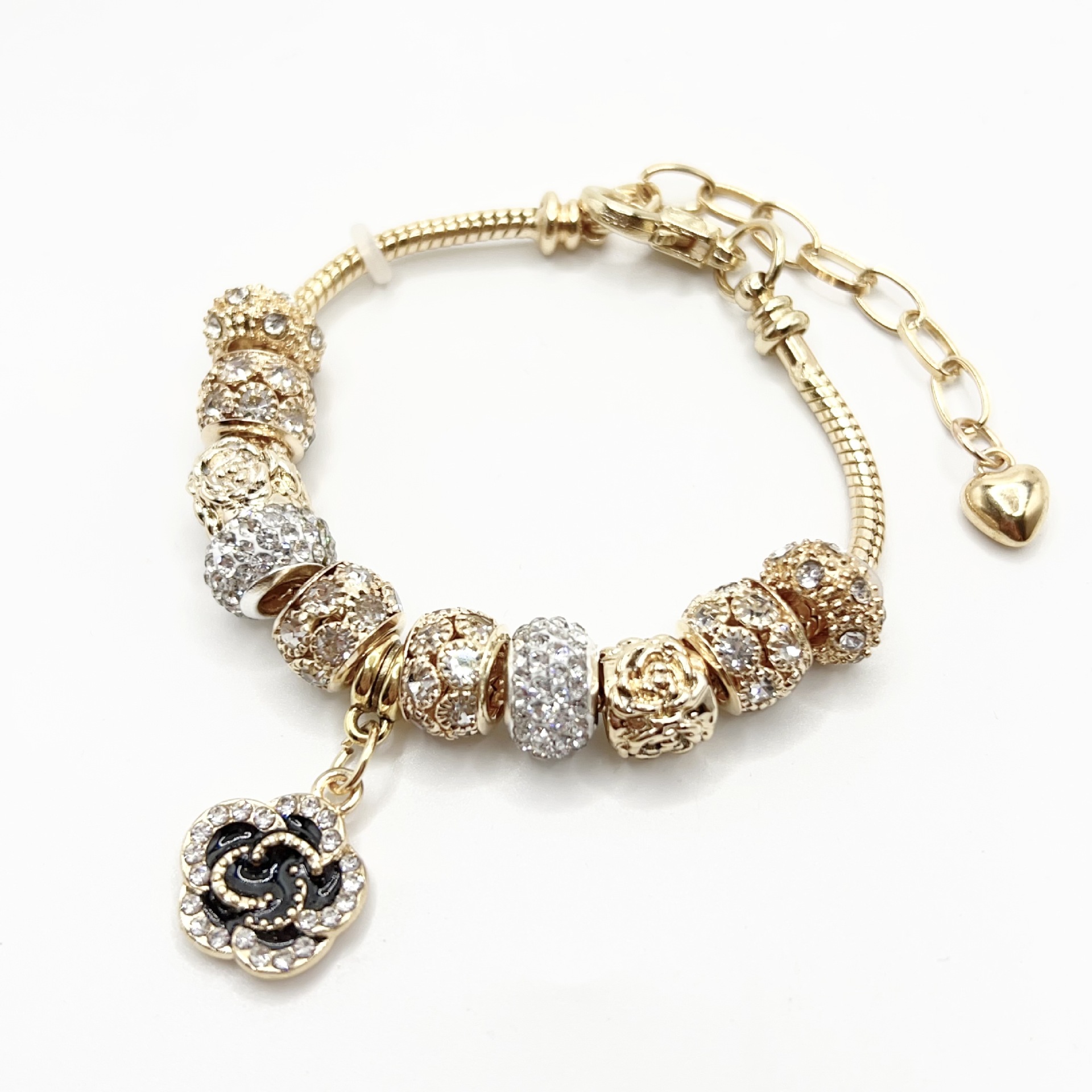 春夏の新型の小清新で甘い少女風のストライプの花の愛の蝶の数珠のブレスレットの透かし彫りのダイヤモンドの手の串