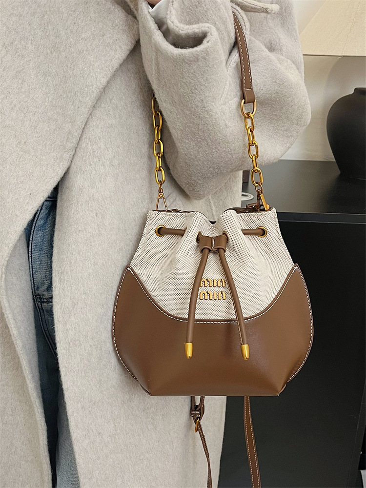 Bolsa de cubo de mano de cadena de alta calidad de mujer nueva moda transfronteriza lienzo de moda empalmado mochila de hombro