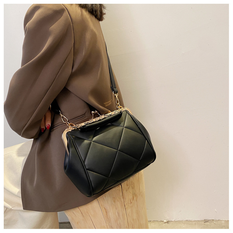 New Fashion Rhombus Embossed One-shoulder Diagonal Clip Bag Wholesale Nihaojewelry display picture 43