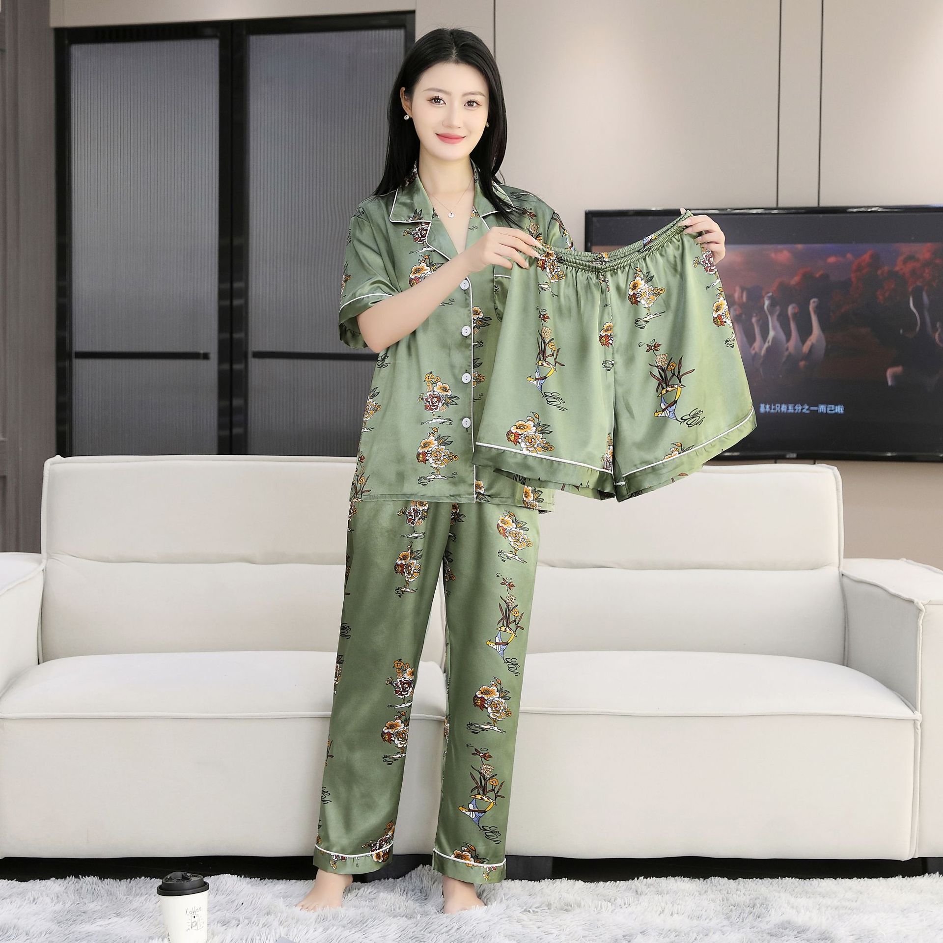 2025 nuevo estilo pijama mujer verano hielo seda fina solapa pantalones de manga corta traje de tres piezas se puede usar en el exterior