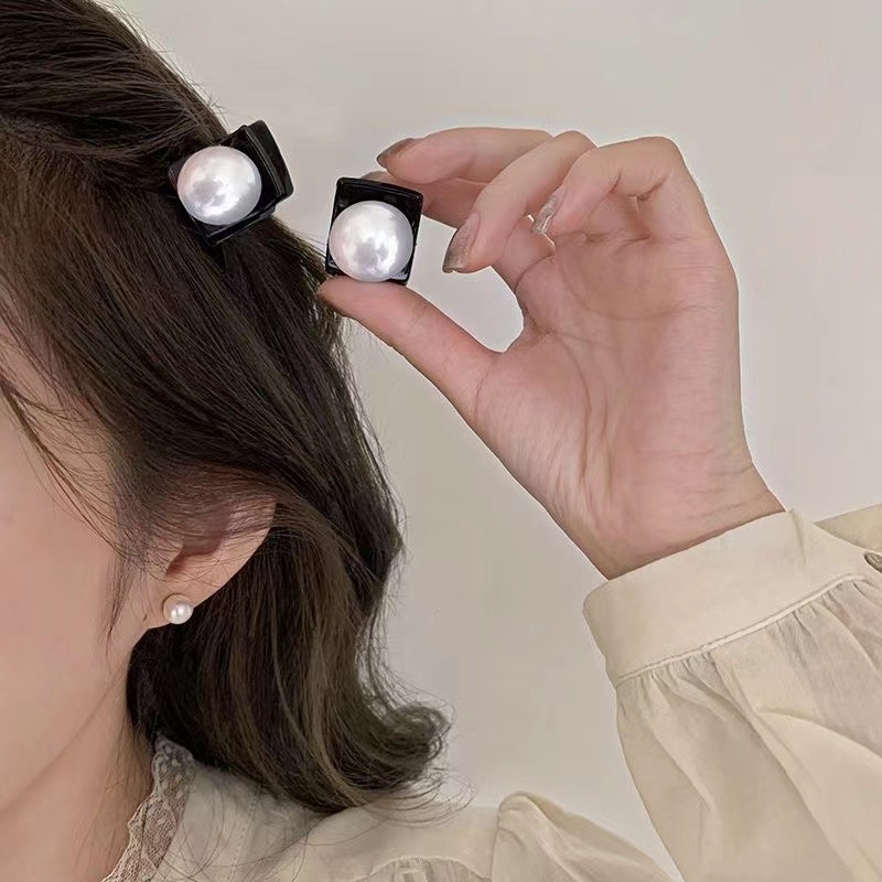 High-end French Retro Pearl Small Grab Clip Small Chanel Style Light Luxury Niche Design Elegant Bangs Shark Clip