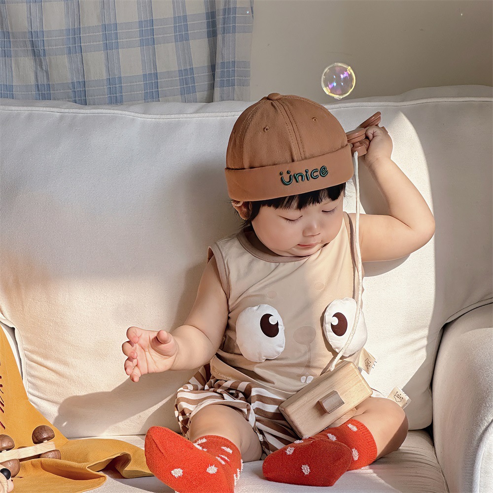 2024 verano versión coreana del traje sin mangas a rayas para bebés de un año, traje delgado a clase, traje de pantalones cortos para bebés