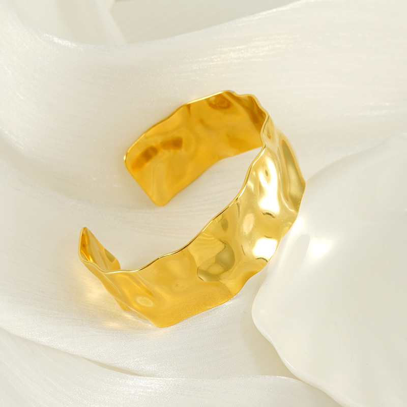 Europa y los Estados Unidos lujosos INS estilo de moda sensación de diseño pulsera de oro 18 quilates exagerado golpeado patrón C abertura pulsera de acero inoxidable