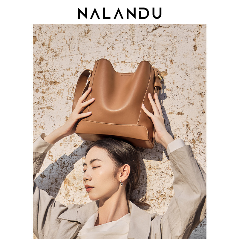 Nalandu Bag 2026 New Women's Crossbody Bag Versatile Genuine Leather Shoulder Bag Large Capacity Commuter Bucket Bag