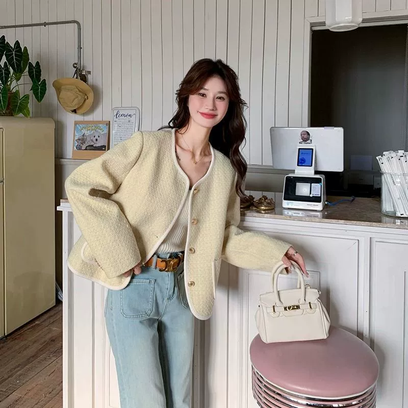 Женский кремово-желтый текстурированный жакет в стиле Chanel, весна 2025, новинка для миниатюрных элегантных светских львиц, универсальный тренд.