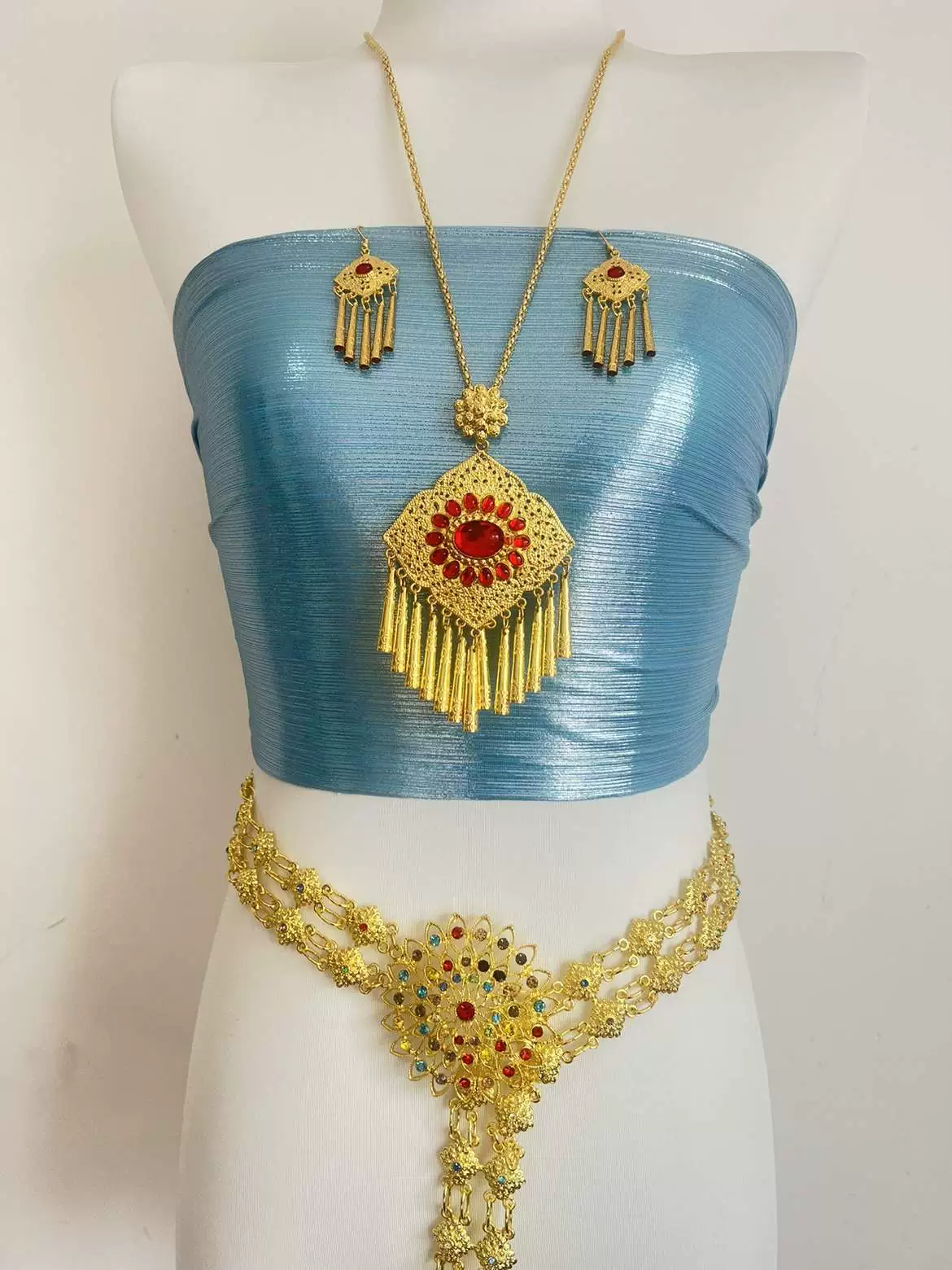 Популярный комплект украшений в этническом стиле Dai: колье и серьги для наряда на Фестиваль брызг воды.