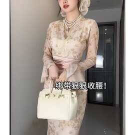 纯欲蕾丝拼接连衣裙女春季名媛风喇叭袖V领修身性感辣妹包臀长裙