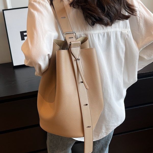 Bolsos de mujer transfronterizos Amazon 2026: Nuevos bolsos de gran capacidad con diseño de nicho a la moda, bolsos cruzados de un solo hombro al por mayor.