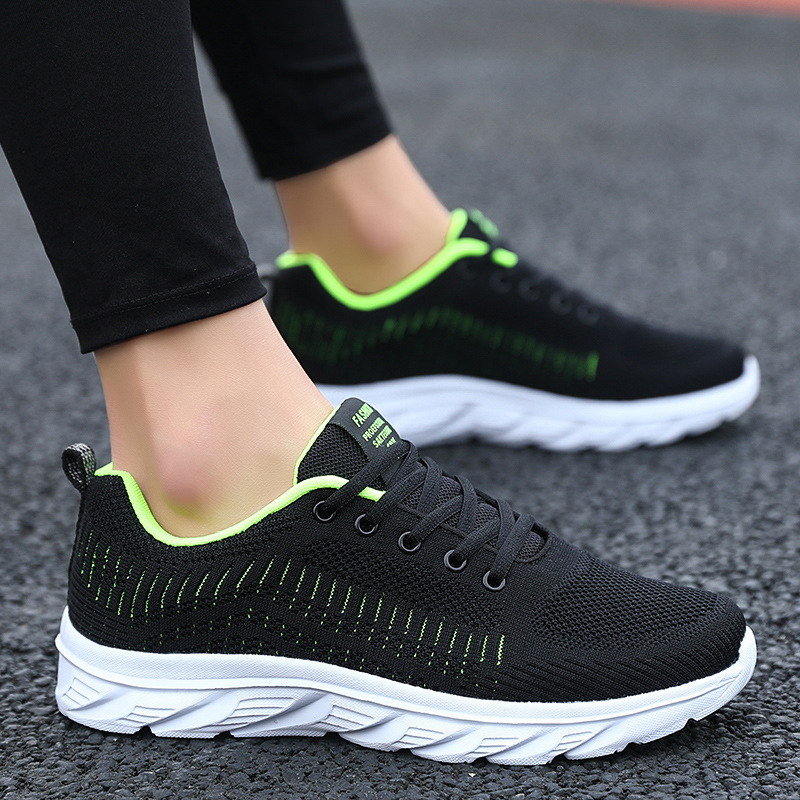 Nuevos zapatos de hombre de verano, zapatos de deporte transpirables de malla negra, zapatos de correr suaves, zapatos casuales para hombres.