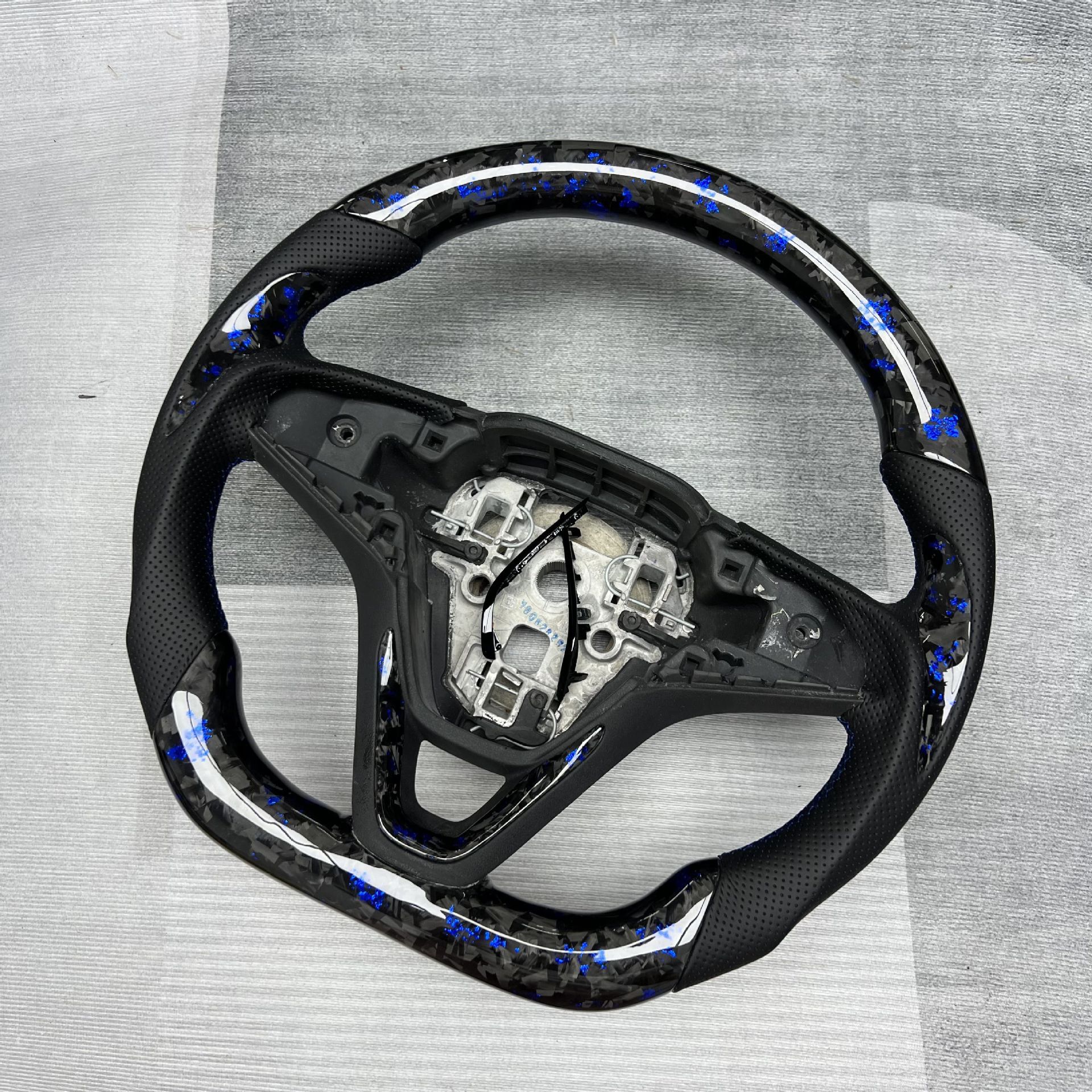 Factory customized carbon fiber steering wheel processing is suitable for Volkswagen Magotan/Sapat/Tuyue/Weilan/Polo