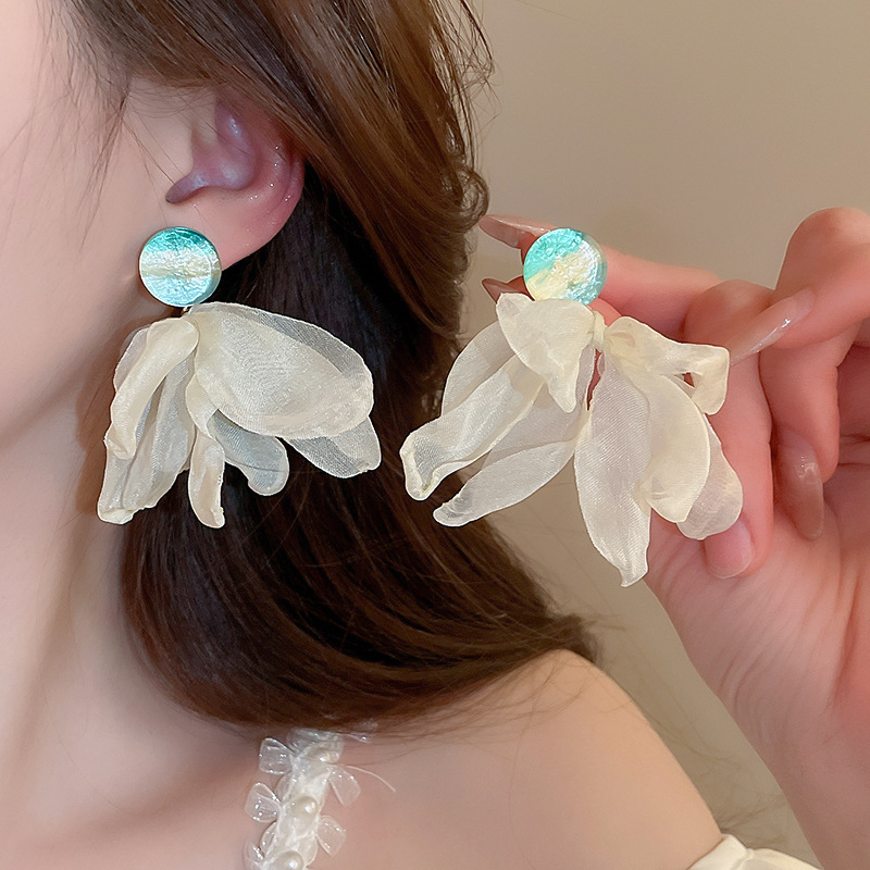 Pendientes de borla de flores de hilo de malla de perlas de aguja de plata Pendientes frescos y dulces de primavera y verano Pendientes de moda de deseo puro de súper hada al por mayor