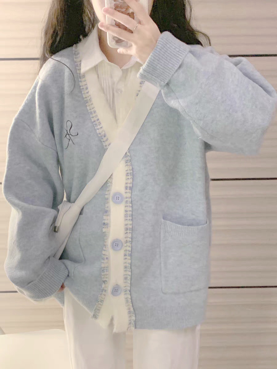 2023 nuevo otoño azul con cuello en V Chanel estilo de punto cardigan mujeres primavera y otoño estilo perezoso suéter suelto abrigo
