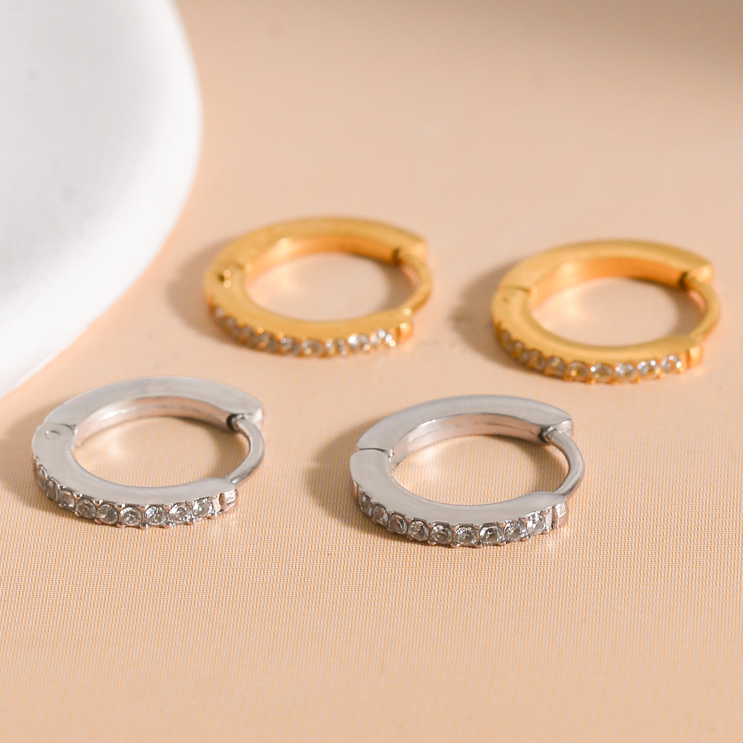 Amazonの人気のシンプルでファッショナブルで多用途なイヤリング、ダイヤモンドがちりばめられたジルコンイヤリング、女性用インスタイルイヤリング、パーソナライズされたイヤリング