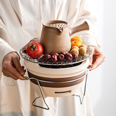 囲炉裏でお茶を煮るストーブのセットは家庭用の屋外で古い炭素ストーブを焼く缶缶でティーポットを作る