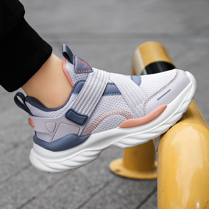 Zapatos para niños, verano 2025, nuevos zapatos deportivos transpirables de malla para niños, zapatos de papá de suela blanda para niños de mediana edad