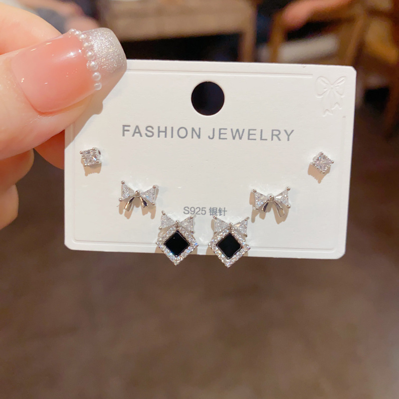 S925 aguja de plata micro incrustaciones de circón pendientes cortos pendientes de pelo corto japonés y coreano elegante todo-fósforo simple conjunto de tres piezas pendientes para las mujeres