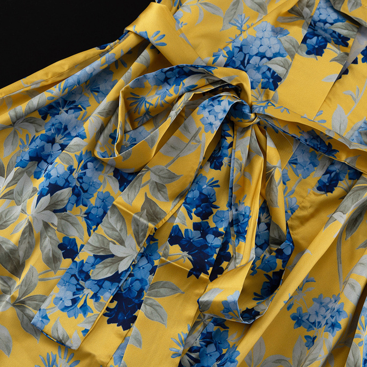 Conjunto de dos piezas de pantalones anchos de cintura alta con cordones y manga larga estampados de satén para otoño e invierno