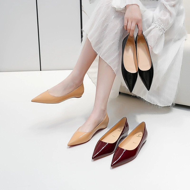 Туфли на плоской подошве с заостренным носком и красной подошвой, увеличивающие внутреннюю высоту, 2025, новая французская универсальная рабочая одежда с неглубоким вырезом, телесные туфли с открытым носком для женщин