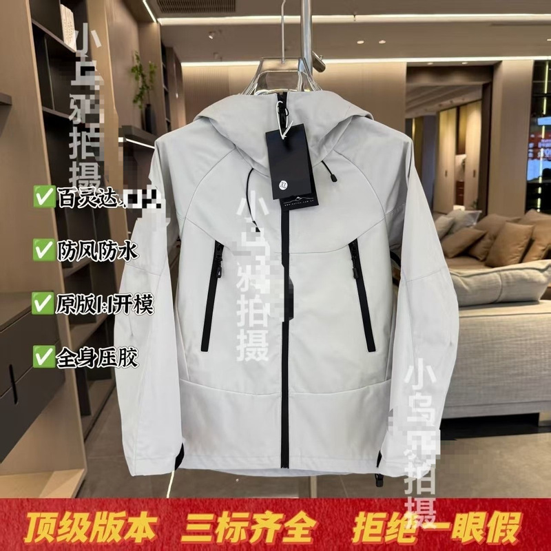 High-quality hard-shell jacket with all three brand labels, suitable for mountaineering and outdoor activities, NFC waterproof, trendy couple's style, wholesale available High-quality hard-shell jacket with all three brand labels, suitable for mountaineering and outdoor activities, NFC waterproof, trendy couple's style, wholesale available