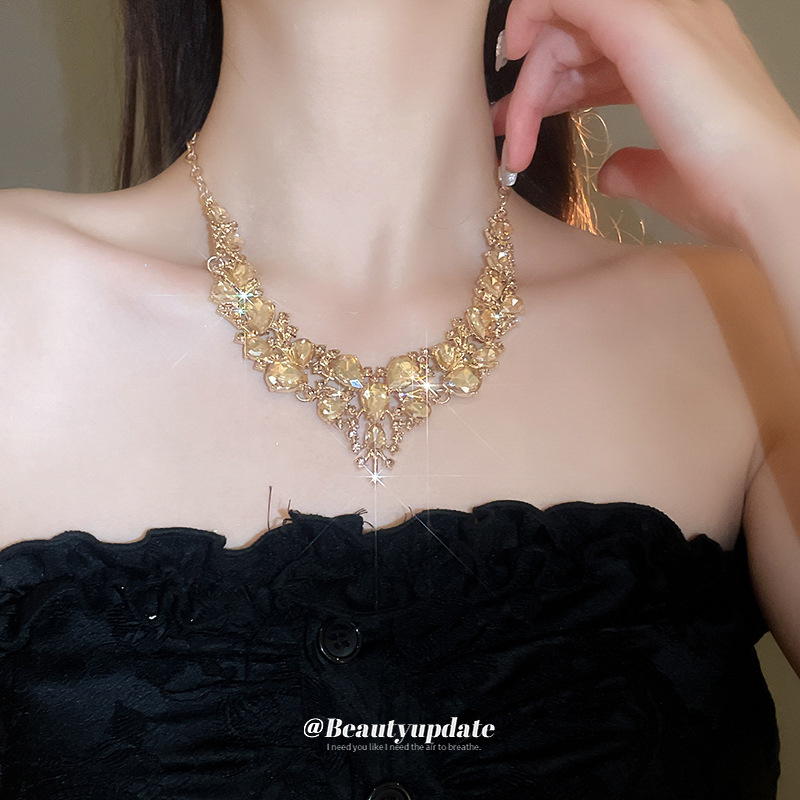 Conjunto de pendientes de collar de gota de agua de diamantes súper flash transfronterizo, cadena de clavícula de alta gama de nicho retro, joyería de lujo ligera de moda