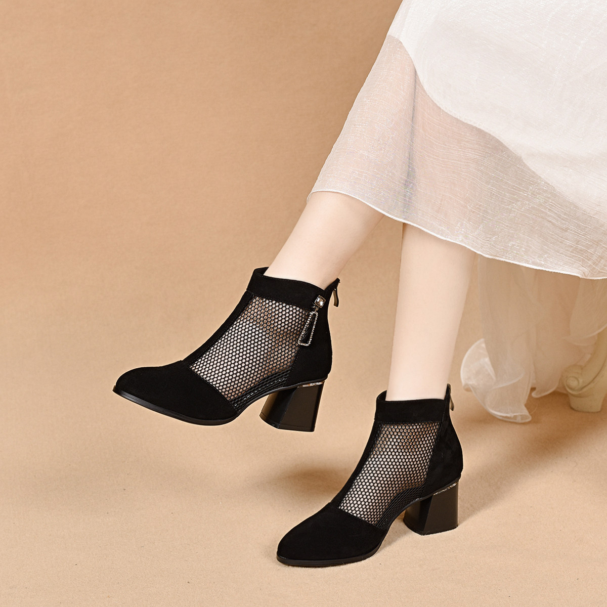 Sandal cao gót nữ mũi nhọn hở mũi, chất liệu da lưới thoáng khí, gót thô khoảng 7 cm — màu đen