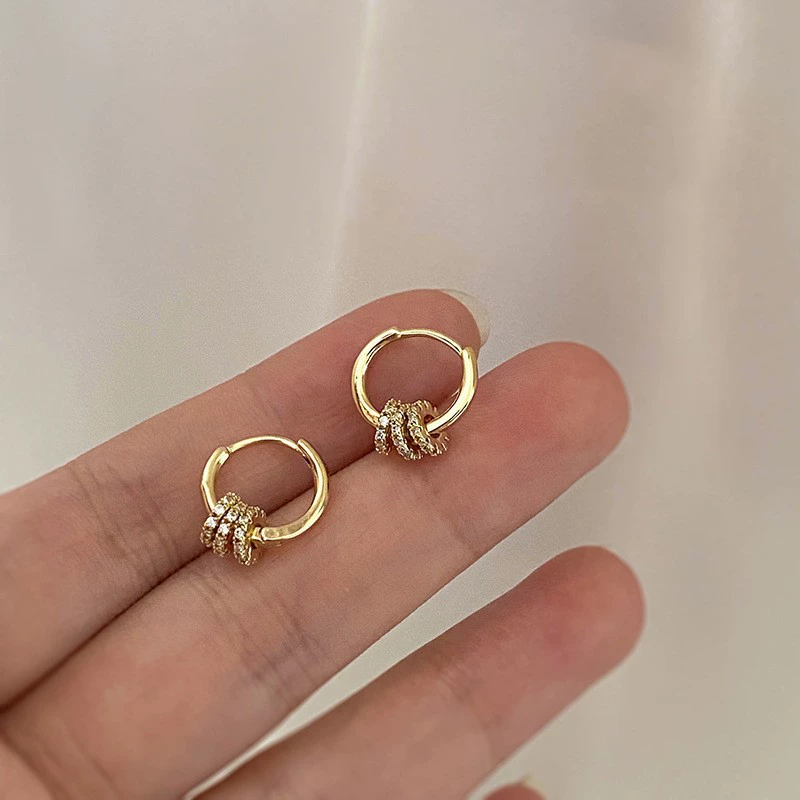 Metal silver needle, universal brand fashionable earrings, simple and elegant design, high-quality style