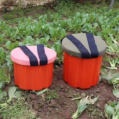 農作業をして腰掛けに座ってお茶を採取します。