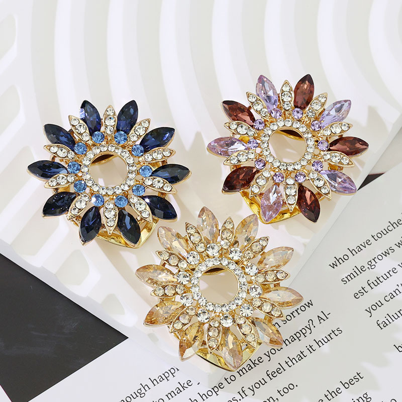 Korean Style Crystal Glass Brooch Scarf Buckle Dual-Purpose High-End Women's Exquisite Flower Corsage Suit Sweater Pin Accessories