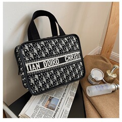 Wuhua new European and American style hand-held toiletry bag with letters, cosmetic bag, hand lunch box bag, cosmetic case, mommy bag