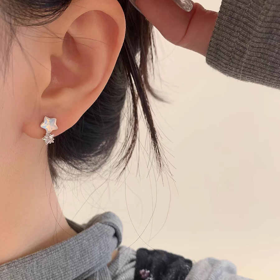 真珠のツバキの花の蚊帳の耳のクリップの耳の穴がない女性の新型の高級感の花のフランスの気質のイヤリング