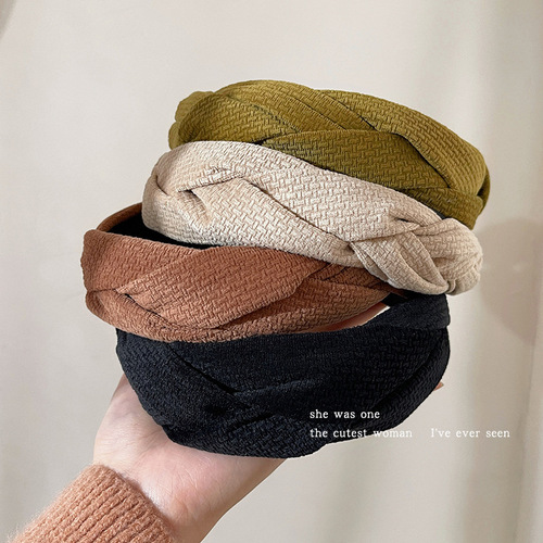 Retro braided high top headband for women, niche headband with a touch of elegance, versatile wide headband for hair compression and styling.