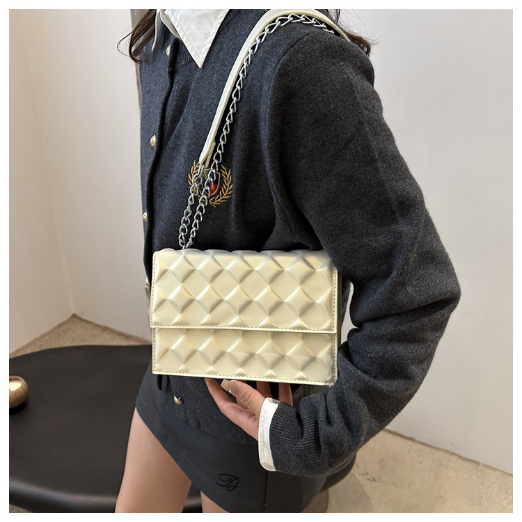 The 2024 autumn new embossed diamond-shaped single-shoulder crossbody bag with a chain design is a niche, fashionable, simple and retro small square bag undefined