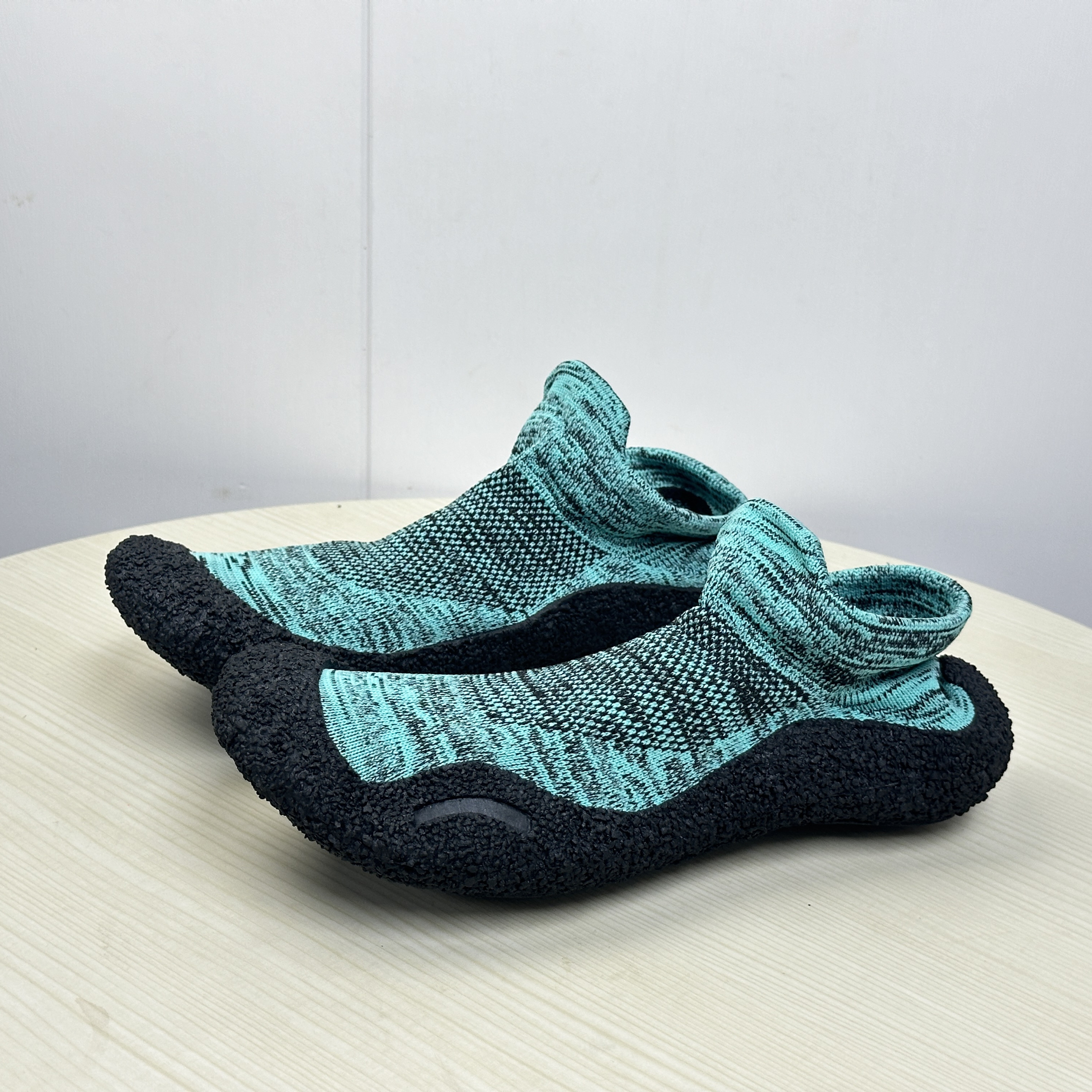 <unk> 2024 verano nuevos zapatos de playa para hombres nadar calcetines de buceo antideslizantes coreanos zapatos de snorkel para mujeres antideslizantes suela suave secado rápido